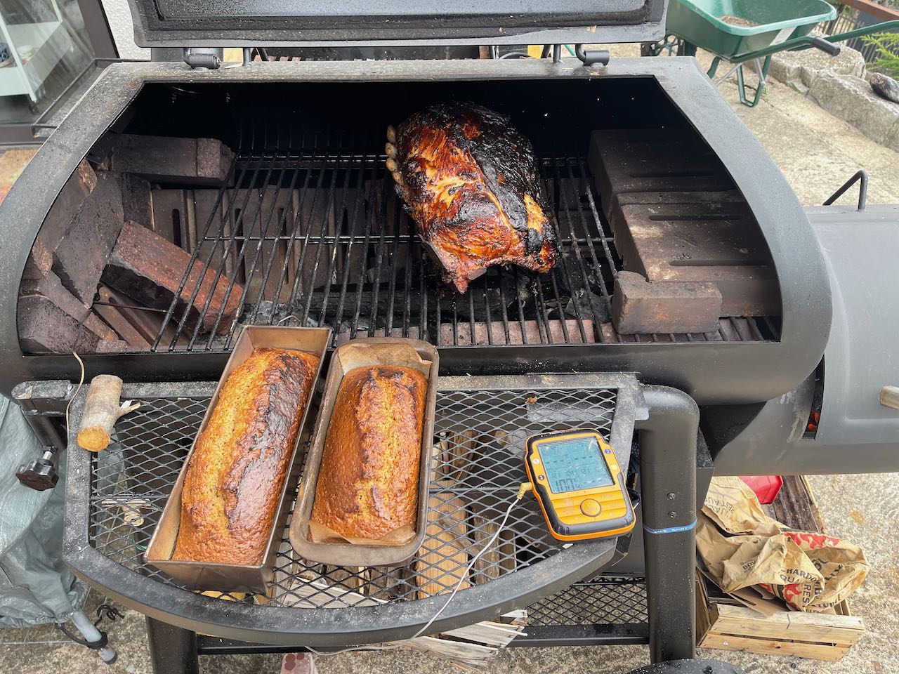 Cuire avec un Fumoir BBQ : ici 2 gateaux qui sortent du four et un rack de côtes de porc laquées... dans un Landmann Vinson 500