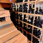 Après la balade à moto... à table !! ici la cave à vin de la Maison Monts Bleus