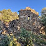 Vestige de l'histoire : ici une habitation typique des Cévennes en ruines, perchée entre Valbonne et le Castanet