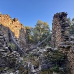 Vestige de l'histoire : ici une habitation typique des Cévennes en ruines, perchée entre Valbonne et le Castanet